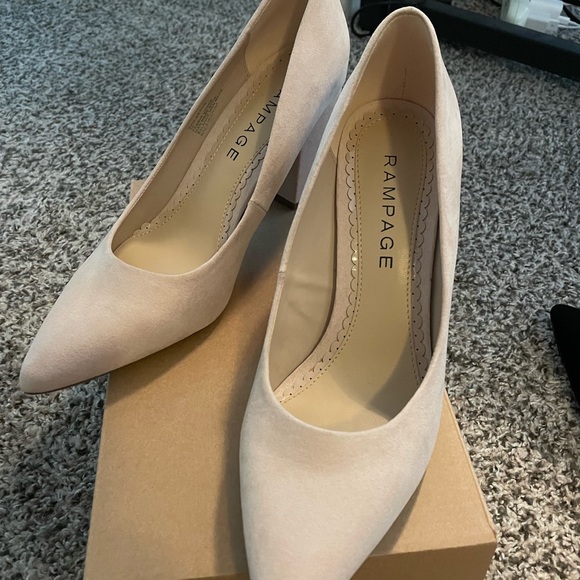 Rampage chunky heel pointed toe.  Excellent condition and worn 1 time on carpet. - Picture 3 of 5